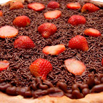 Pizza de Brigadeiro com Morangos